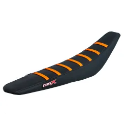 Housse de selle KTM SXF-SX 07-10, XC 08-11, EXC 08-11 TOP BLACK- SIDE BLACK-STRIPES ORANGE (M513-3BBO) Housse de selle KTM SXF-SX 07-10, XC 08-11, EXC 08-11 TOP BLACK- SIDE BLACK-STRIPES ORANGE (M513-3BBO)